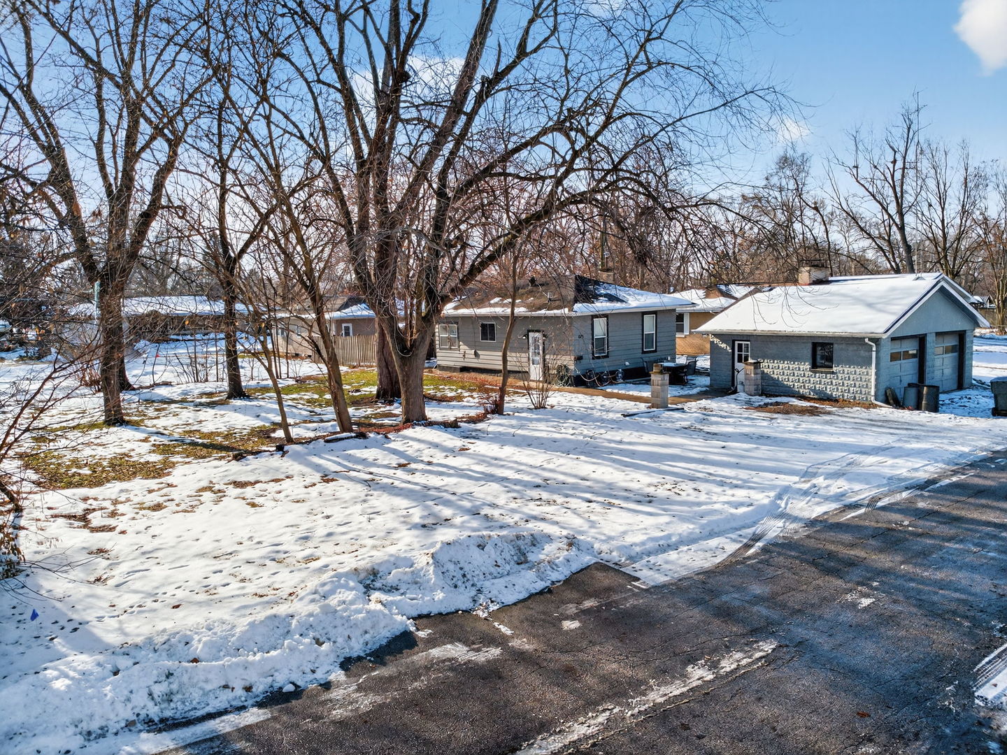 525 Byron Street Wilmington, IL 60481 - Photo 2 of 19 a view of a town with large trees