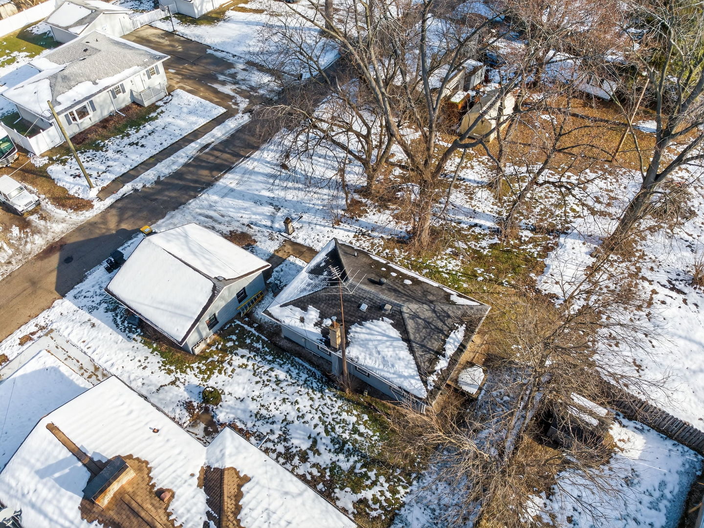 525 Byron Street Wilmington, IL 60481 - Photo 3 of 19 an aerial view of a house with a yard