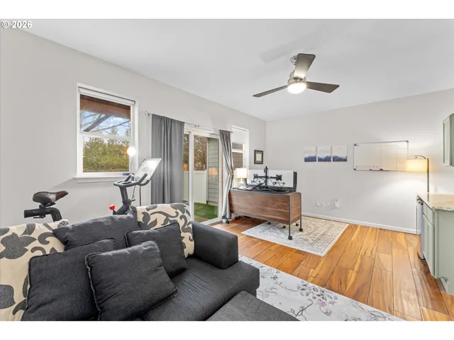 a view of a back yard