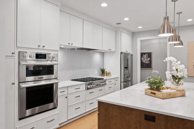 $1,261,900 | 25330 Park Lane, Excelsior, MN 55331