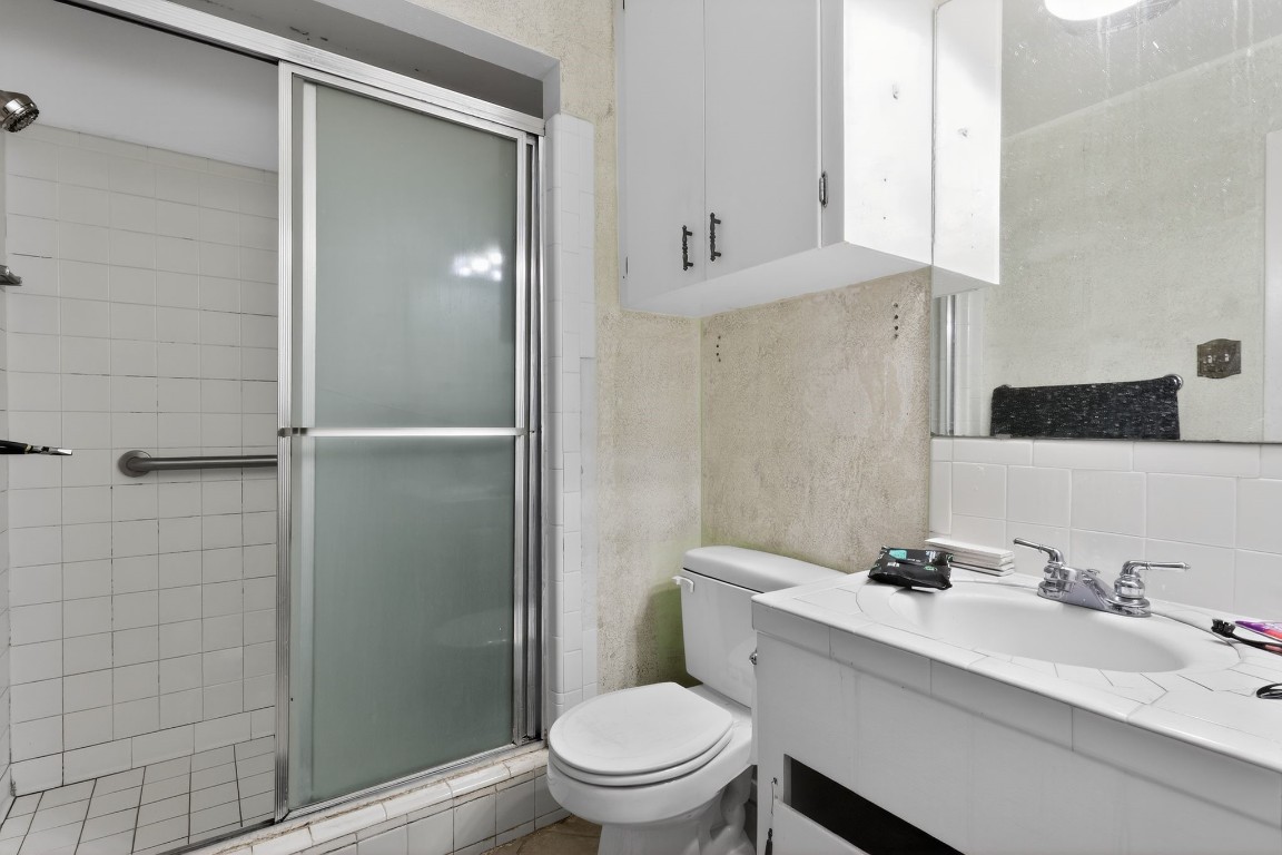 2709 Rebecca Drive Big Spring, TX 79720 - Photo 43 of 50 a bathroom with a sink a toilet and shower