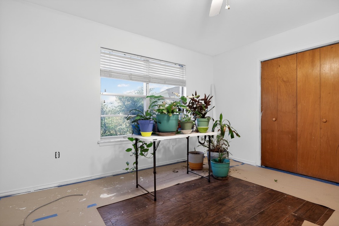 2709 Rebecca Drive Big Spring, TX 79720 - Photo 45 of 50 a living room with furniture and a potted plant
