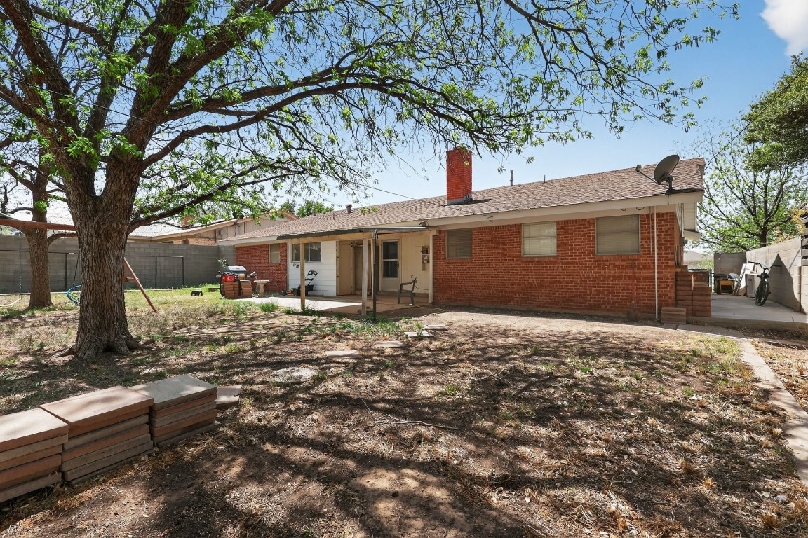 2709 Rebecca Drive Big Spring, TX 79720 - Photo 5 of 50 front view of a house with a tree