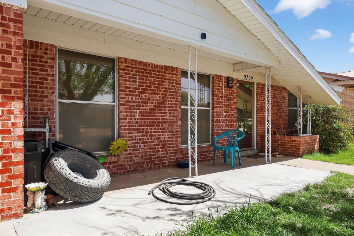 2709 Rebecca Drive Big Spring, TX 79720 - Photo 7 of 50 a backyard of a house with seating space