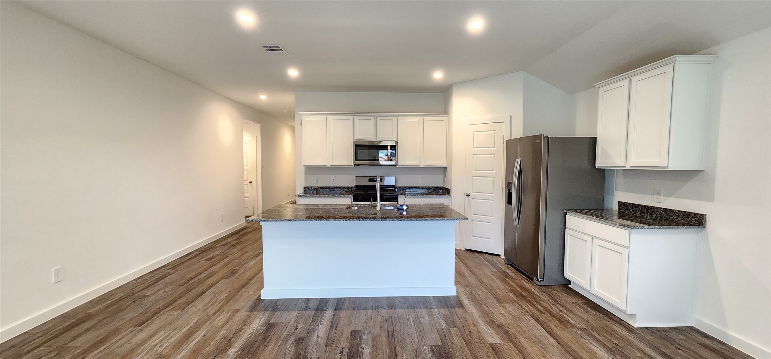 1107 Toledo Bend Pass Rosharon, TX 77583 - Photo 5 of 30 Kitchen