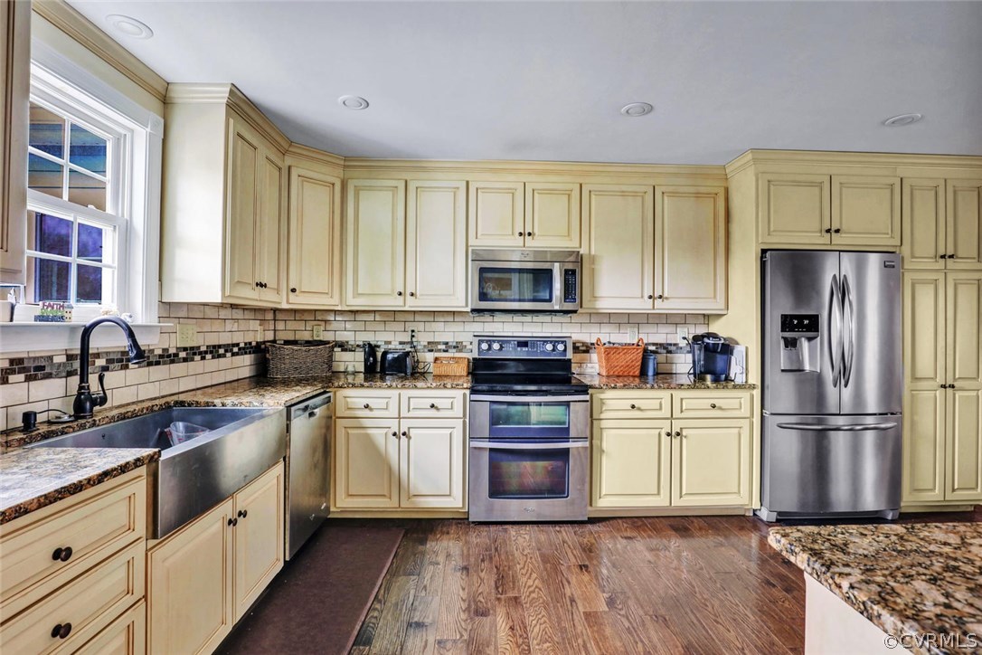 4515 Three Chopt Road Gum Spring, VA 23065 - Photo 8 of 36 a kitchen with cabinets stainless steel appliances a sink and a window