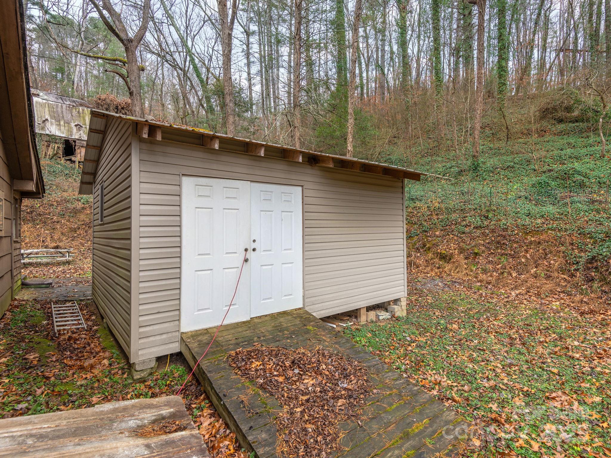 32 Saunooke Road Asheville, NC 28805 - Photo 14 of 17 a view of a backyard