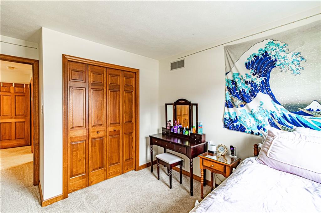 331 Cobblestone Circle McKees Rocks, PA 15136 - Photo 32 of 44 a living room with furniture and flowers