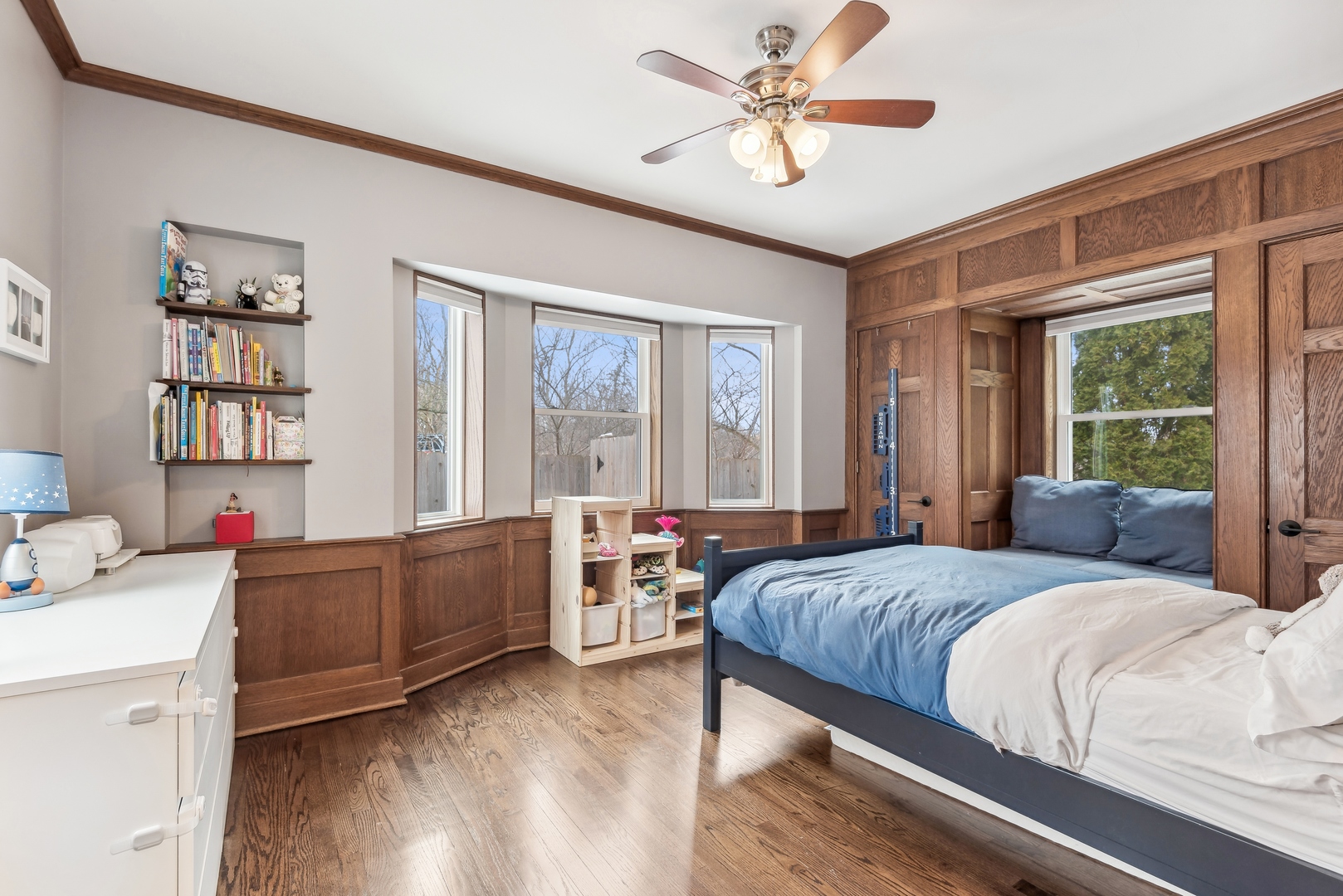 61 Ridge Road Highland Park, IL 60035 - Photo 17 of 25 a bedroom with a bed and a dresser