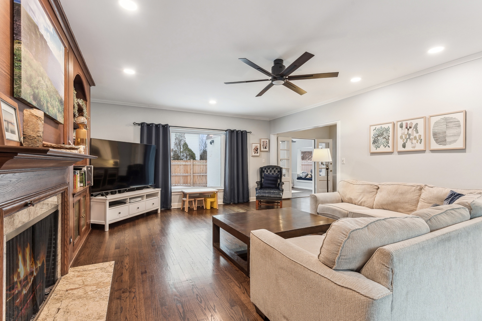 61 Ridge Road Highland Park, IL 60035 - Photo 5 of 25 a living room with furniture and a flat screen tv