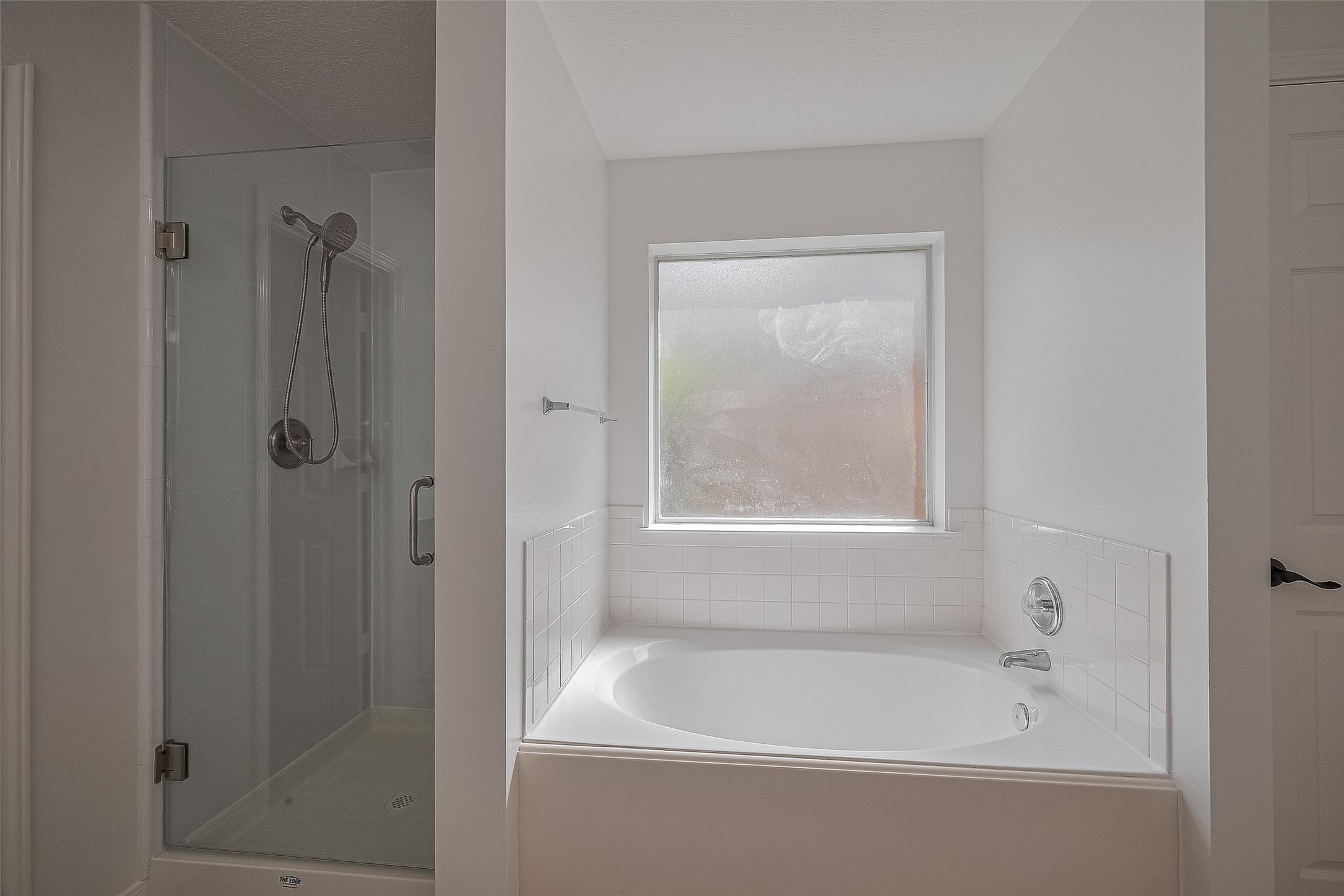 3223 Candlepine Drive Spring, TX 77388 - Photo 30 of 34 a bathroom with a bathtub