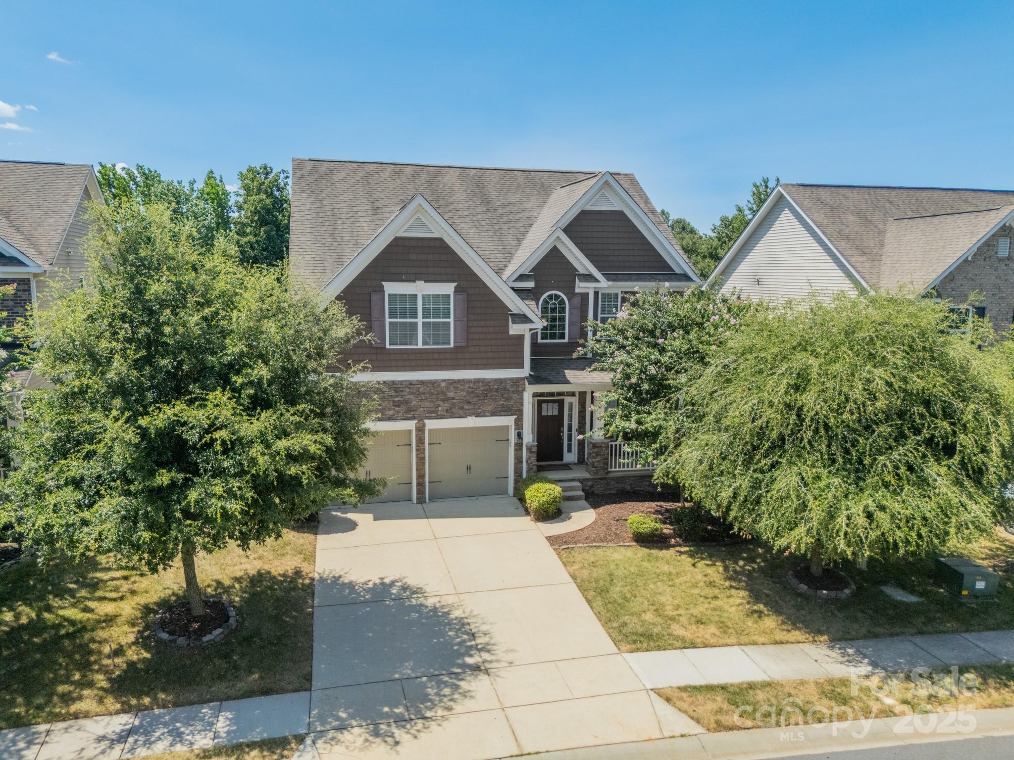 9229 Inverness Bay Road Charlotte, NC 28278 - Photo 40 of 41 a front view of a house with garden