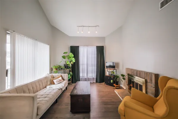 $1,200 | 10122 Waterstone Drive, Houston, TX 77042