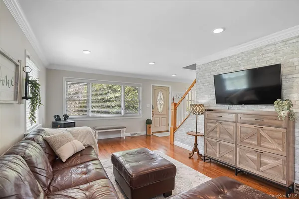 $585,000 | 21 Varna Lane, Mahopac, NY 10541