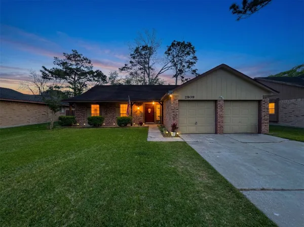 $2,290 | 2909 Laurelridge Drive, League City, TX 77573