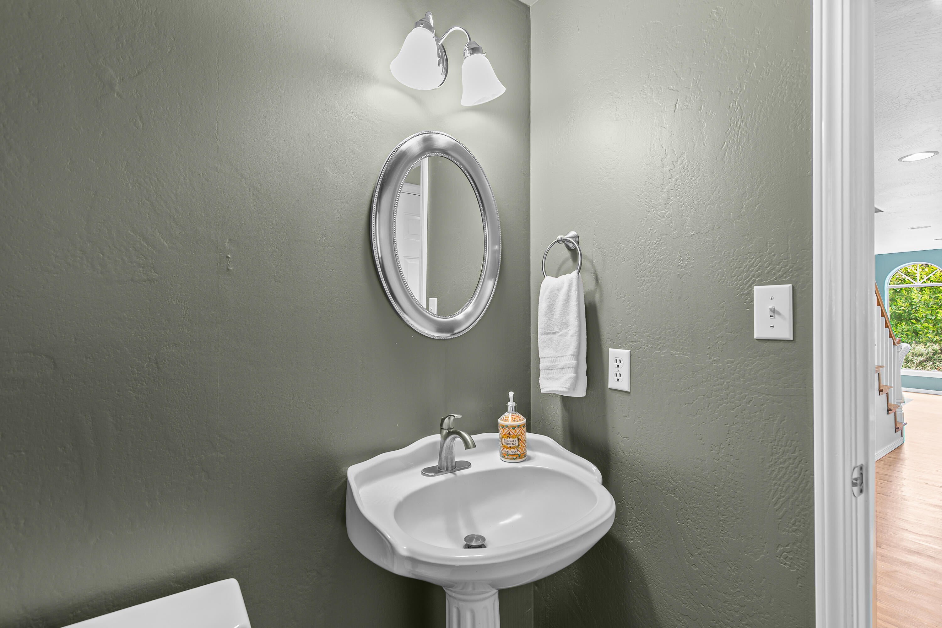 2338 Ridge Way Medford, OR 97504 - Photo 16 of 48 Lower Leve half bath - 16