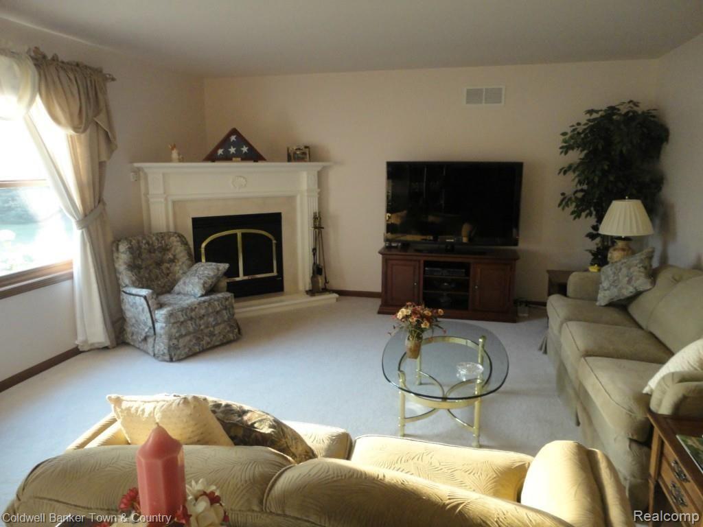 7920 North Fleming Road Howell, MI 48855 - Photo 10 of 36 Living Room
