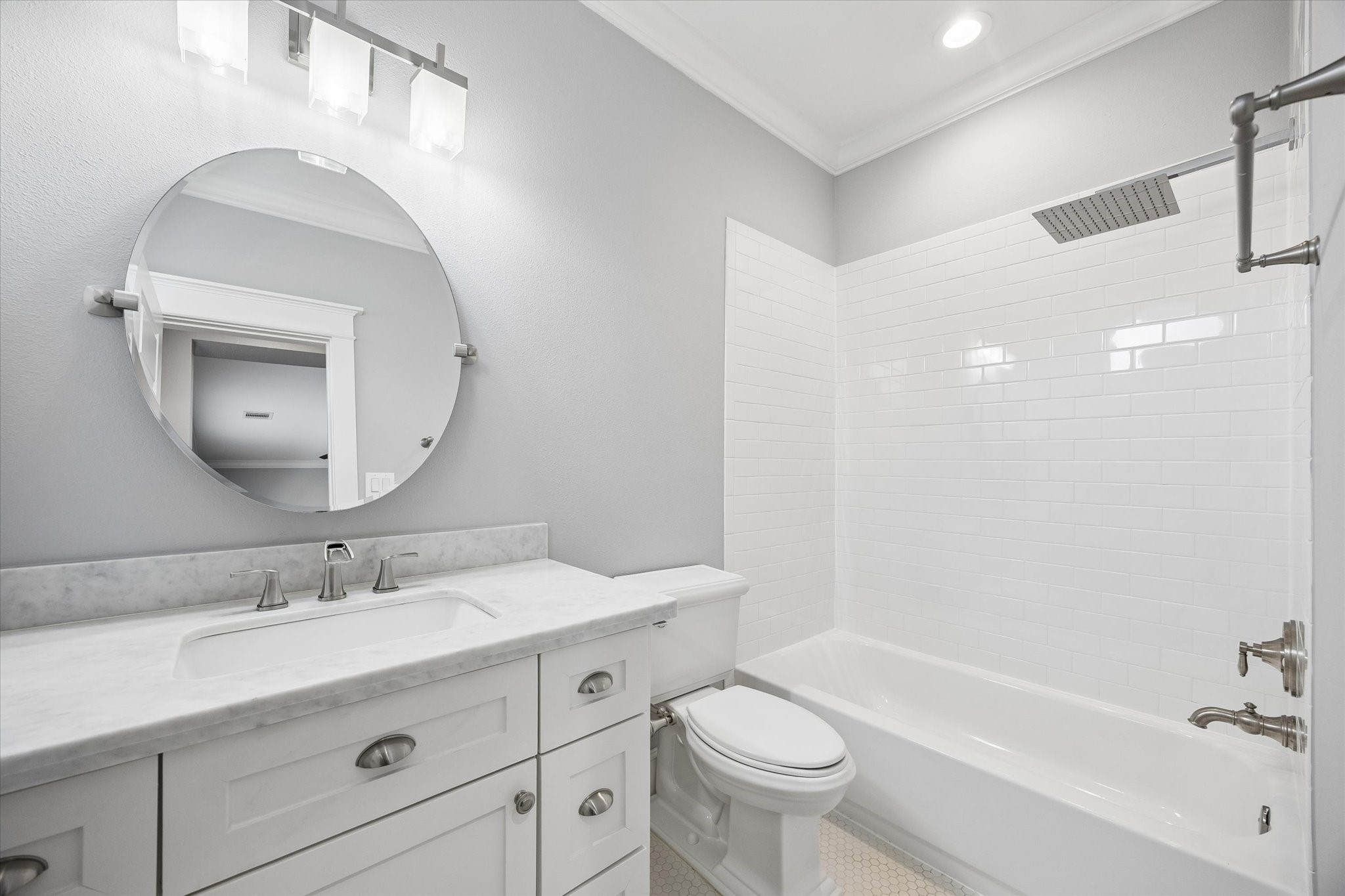 415 West 16th Street, Unit D Houston, TX 77008 - Photo 11 of 41 Secondary bathroom on the first floor.