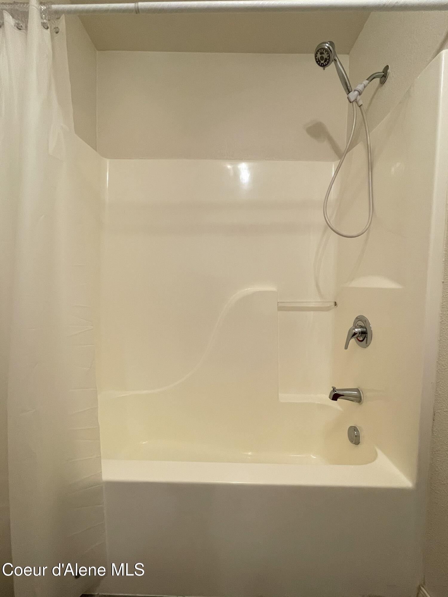 1201 Spruce Street Sandpoint, ID 83864 - Photo 33 of 47 Guest Bath Shower & Tub