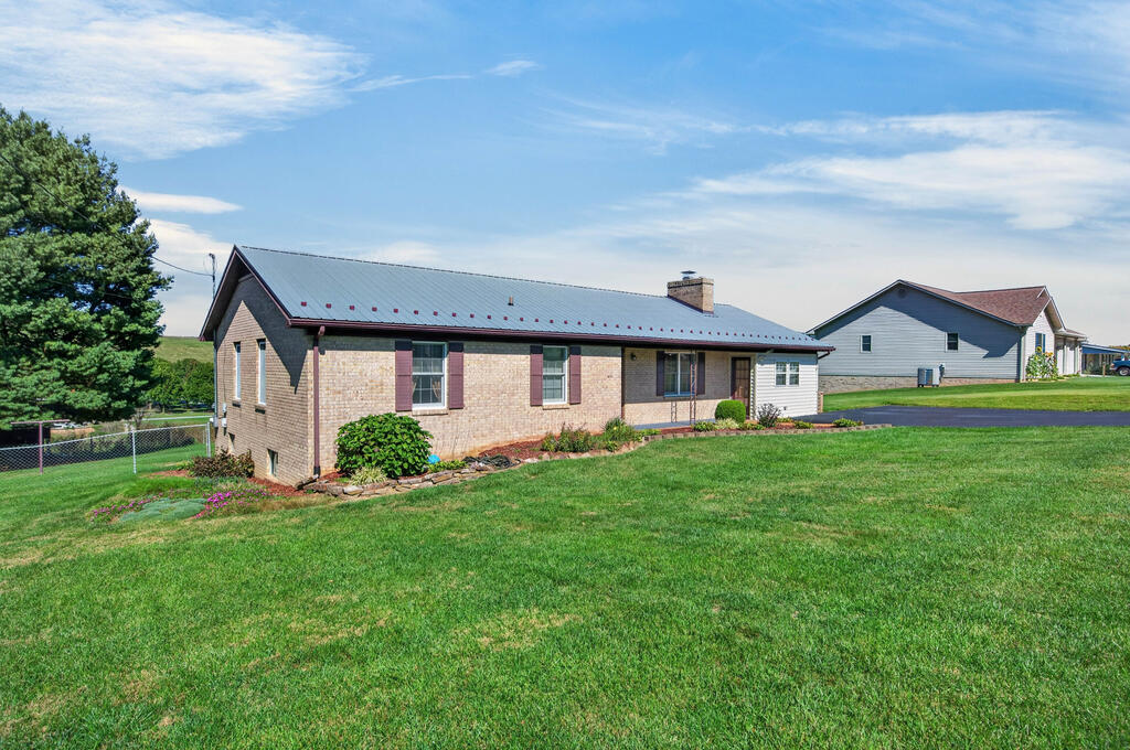 192 Whispering Pines Road Max Meadows, VA 24360 - Photo 7 of 88 Gallery Image 7