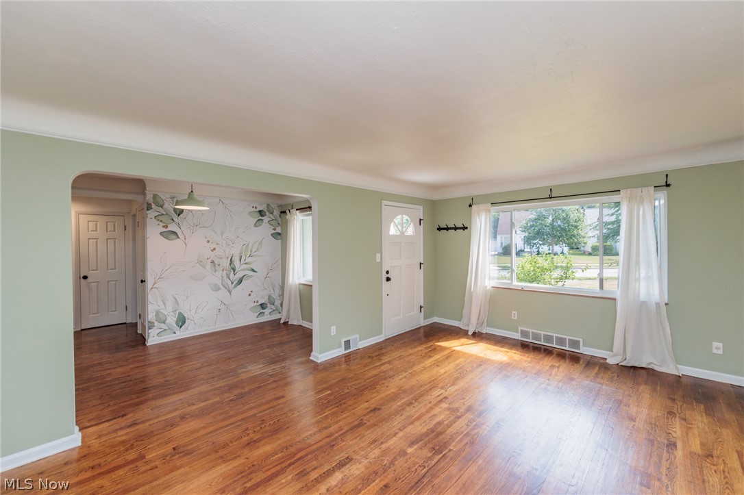 1284 Argonne Road Cleveland, OH 44121 - Photo 3 of 36