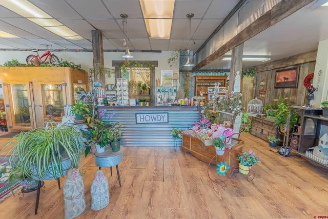 a view of entryway with furniture and toys
