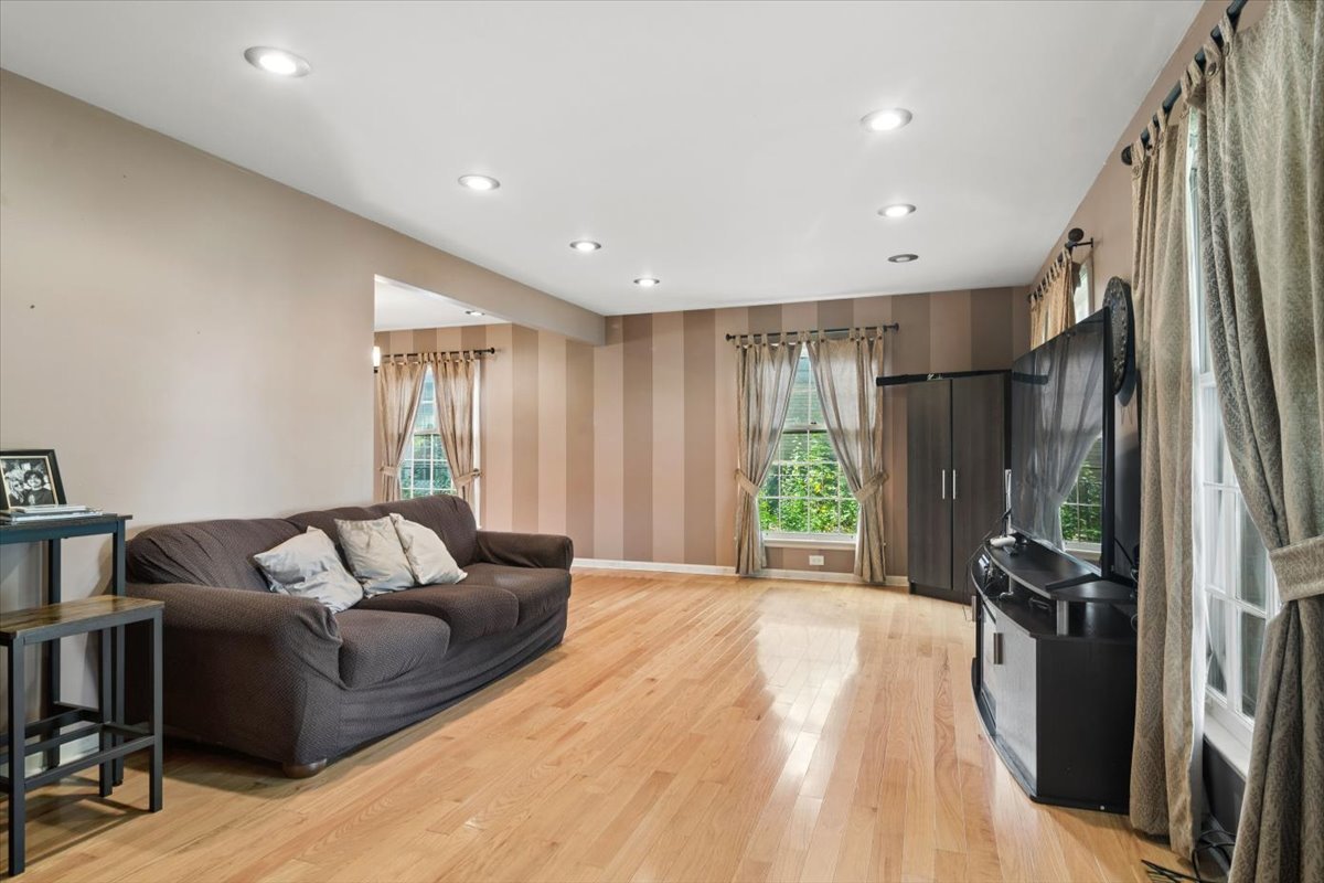 211 West Pickwick Road Arlington Heights, IL 60005 - Photo 5 of 23 Gallery Image 5
