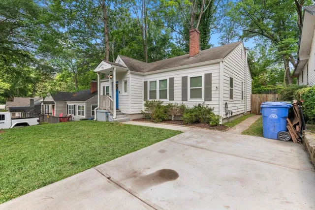 a view of a house with backyard and garden