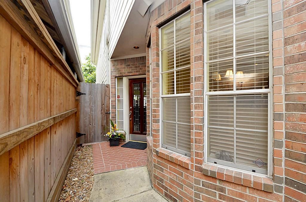 4916 Inker Street Houston, TX 77007 - Photo 3 of 36 Private and inviting front entrance