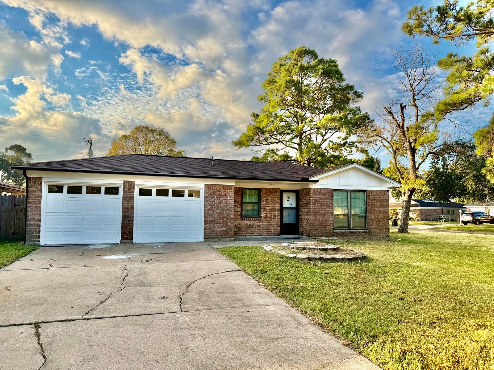 620 Circle Way Alvin, TX 77511 - Photo 1 of 22