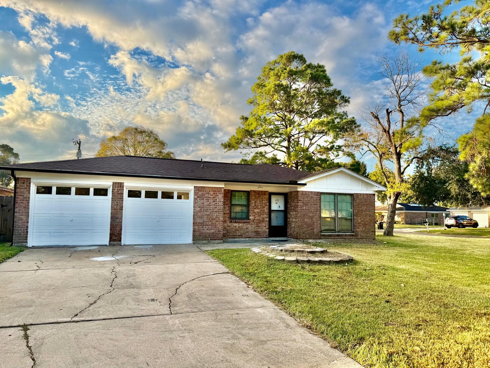 620 Circle Way Alvin, TX 77511 - Photo 2 of 22