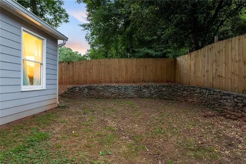 a view of a backyard