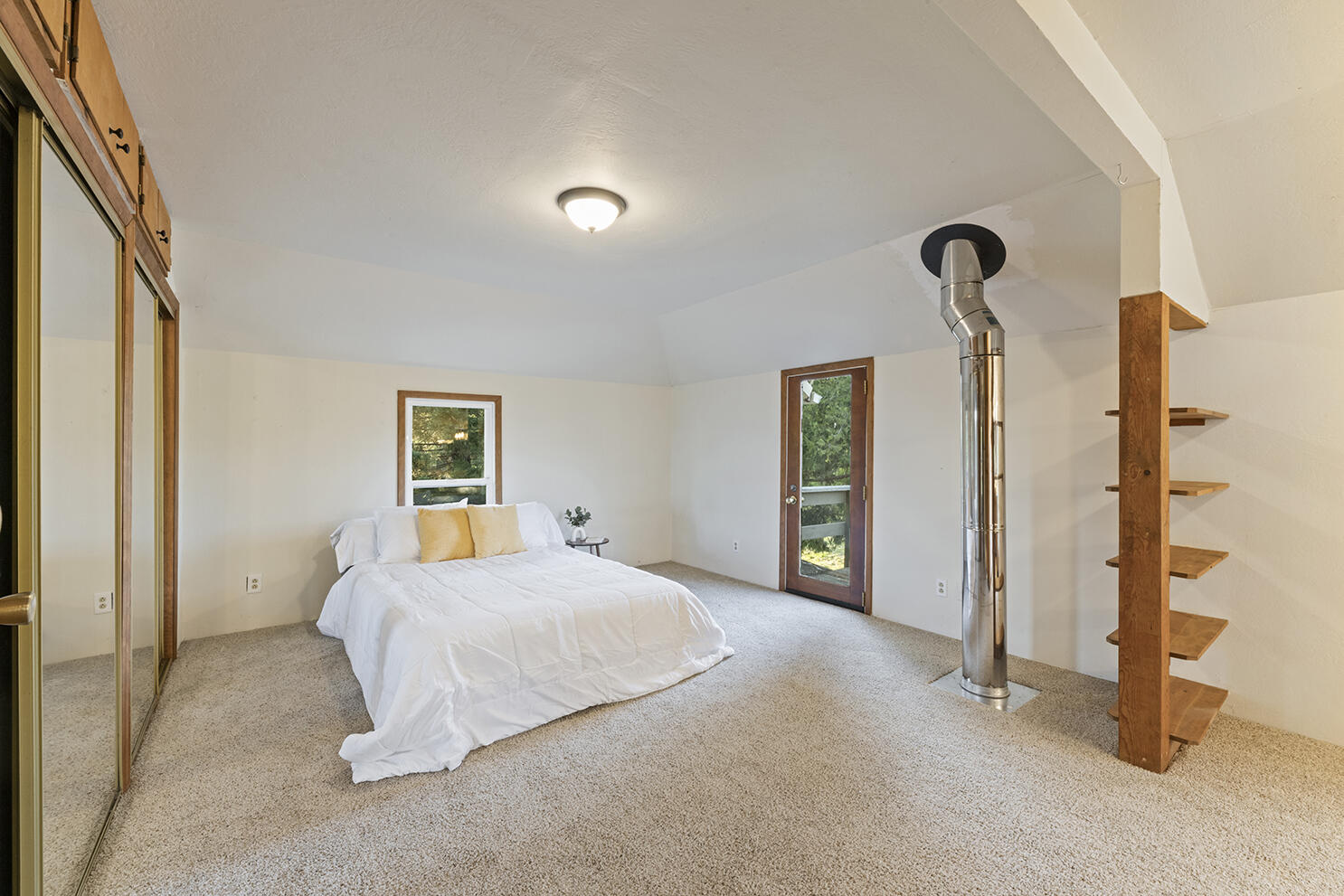 2401 East Fork Road Williams, OR 97544 - Photo 15 of 37 Primary Bedroom