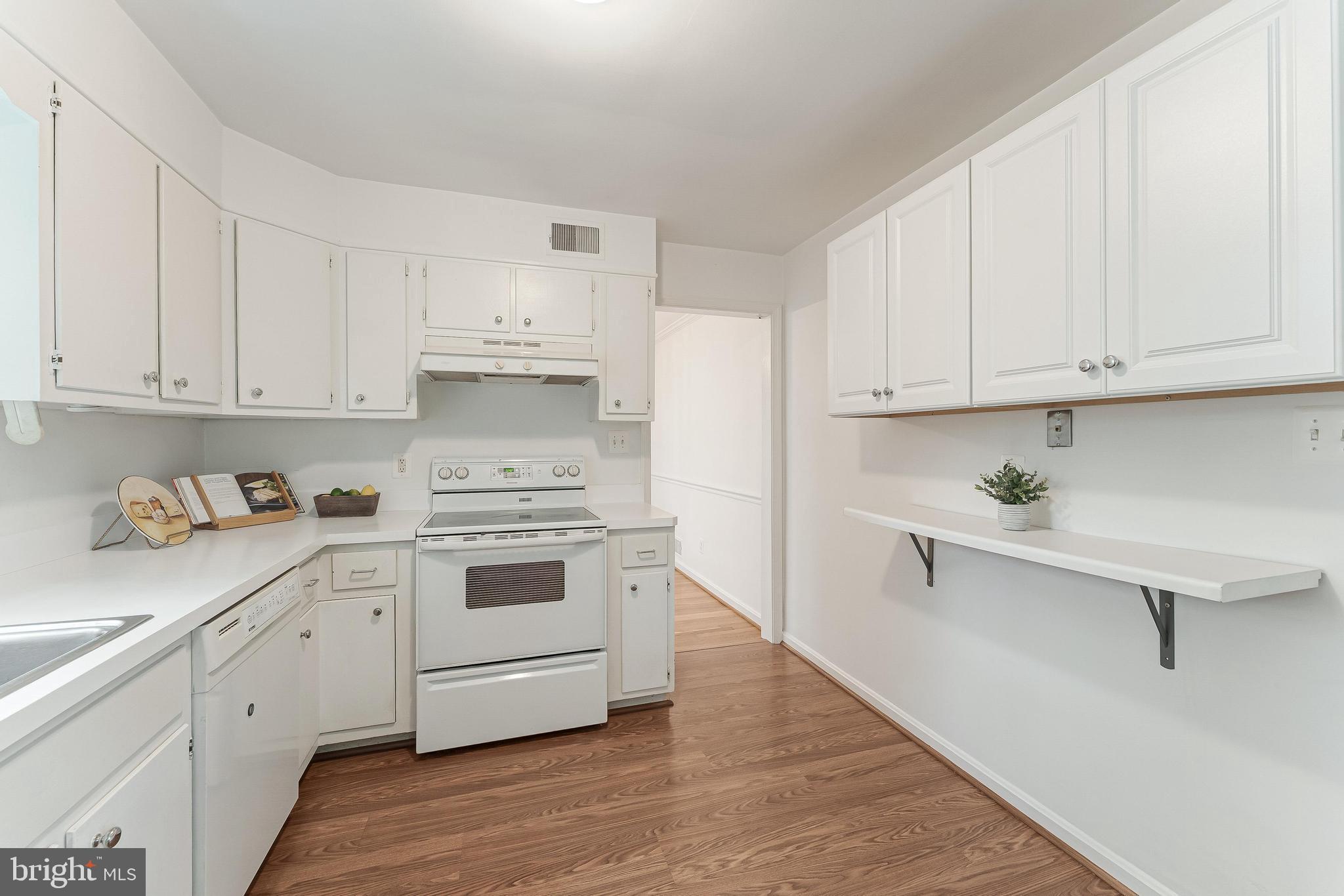2807 Ridge Rd Drive Alexandria, VA 22302 - Photo 14 of 49 Electric range