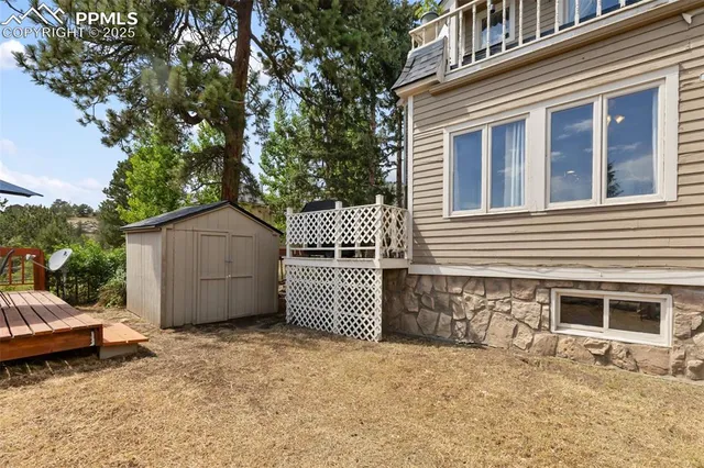 a house view with a outdoor space