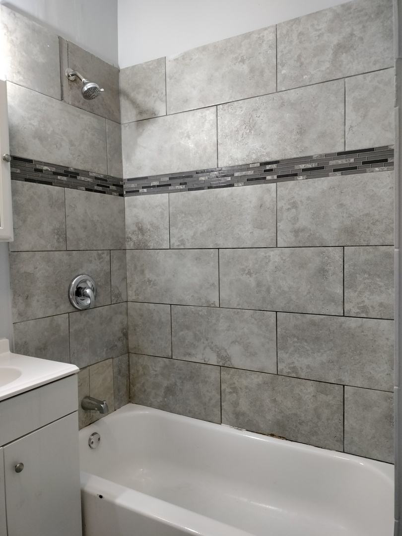 6603 South Bishop Street, Unit 66032 Chicago, IL 60636 - Photo 8 of 19 a bathroom with a bathtub and shower