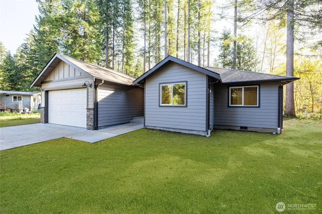 a view of front of a house with a yard