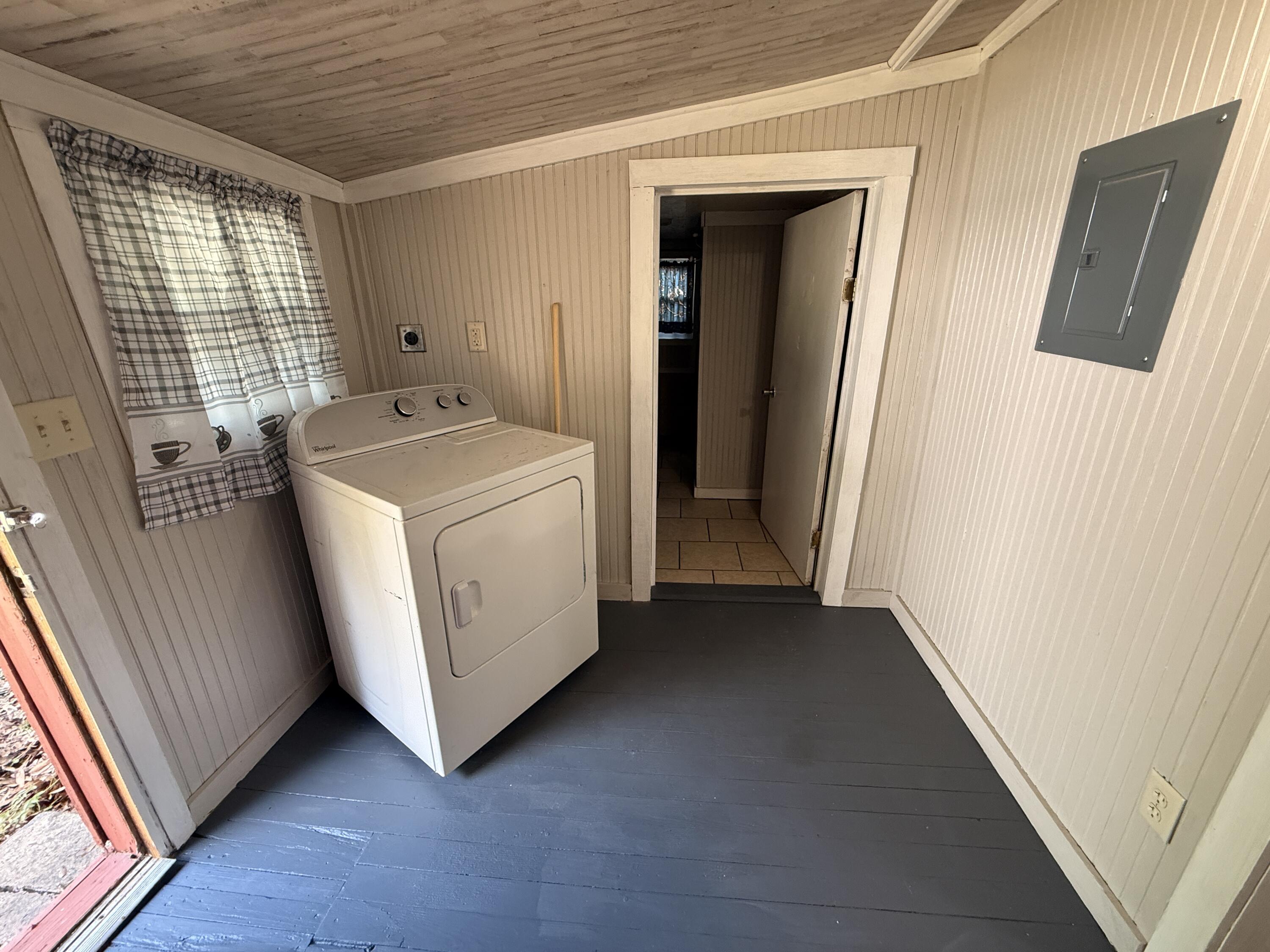 299 Carl Place Crestview, FL 32539 - Photo 17 of 37 a utility room with closet