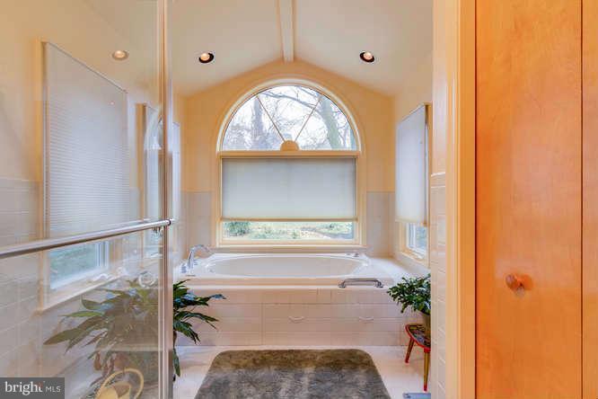 7322 Range Road Alexandria, VA 22306 - Photo 18 of 30 Bath (Master)