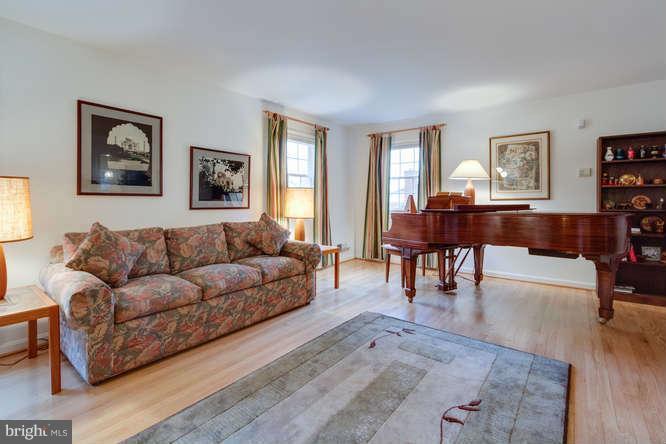 7322 Range Road Alexandria, VA 22306 - Photo 5 of 30 Living Room