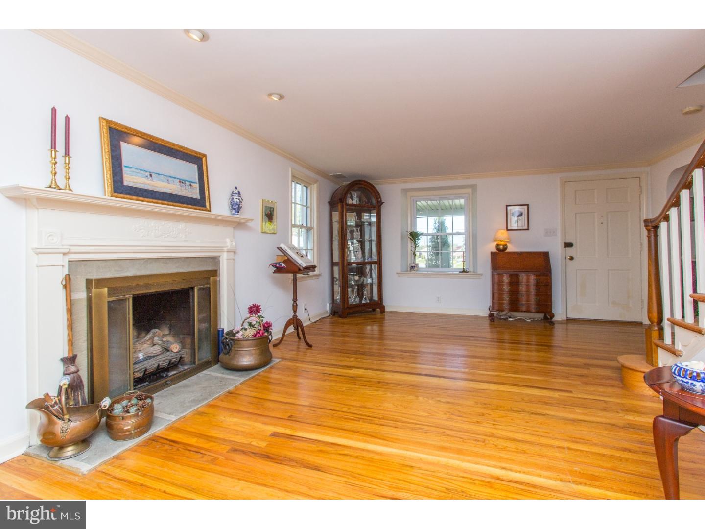900 Church Road Springfield, PA 19064 - Photo 6 of 21 Living Room