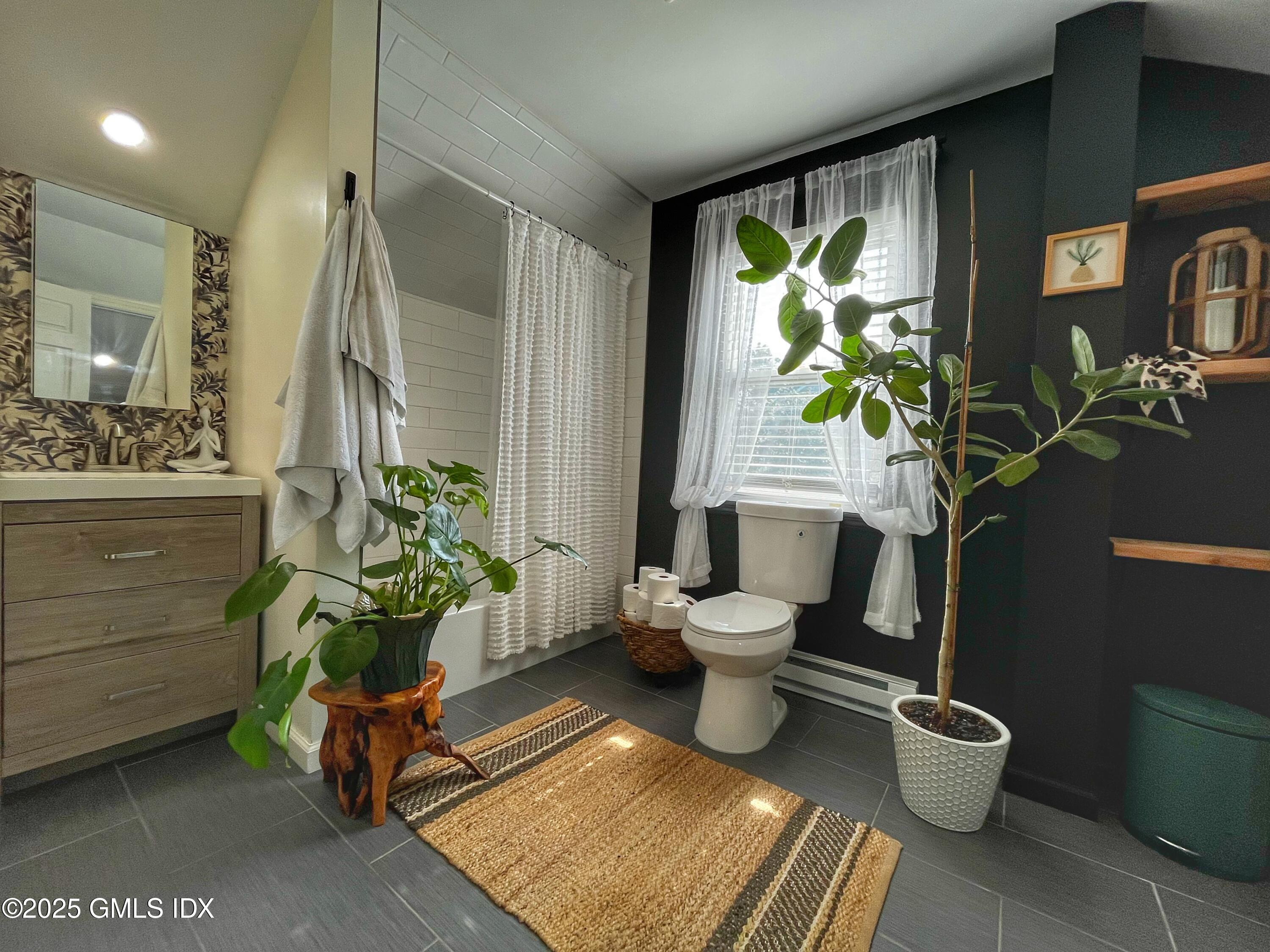 37 Gerry Street, Unit 2 Greenwich, CT 06830 - Photo 5 of 13 a living room filled with furniture and a potted plant