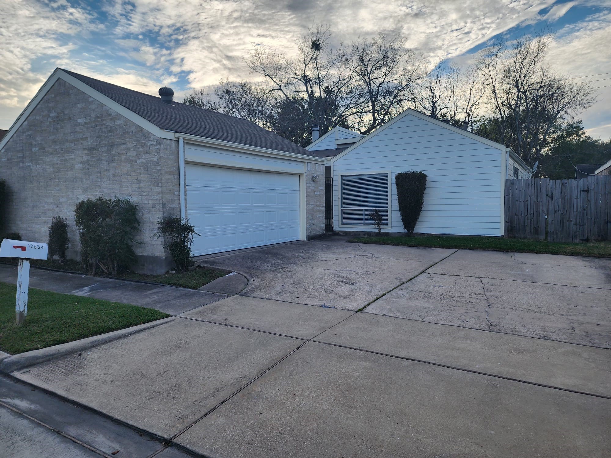 12534 Riva Ridge Lane Missouri City, TX 77071 - Photo 2 of 28 a backyard of a house