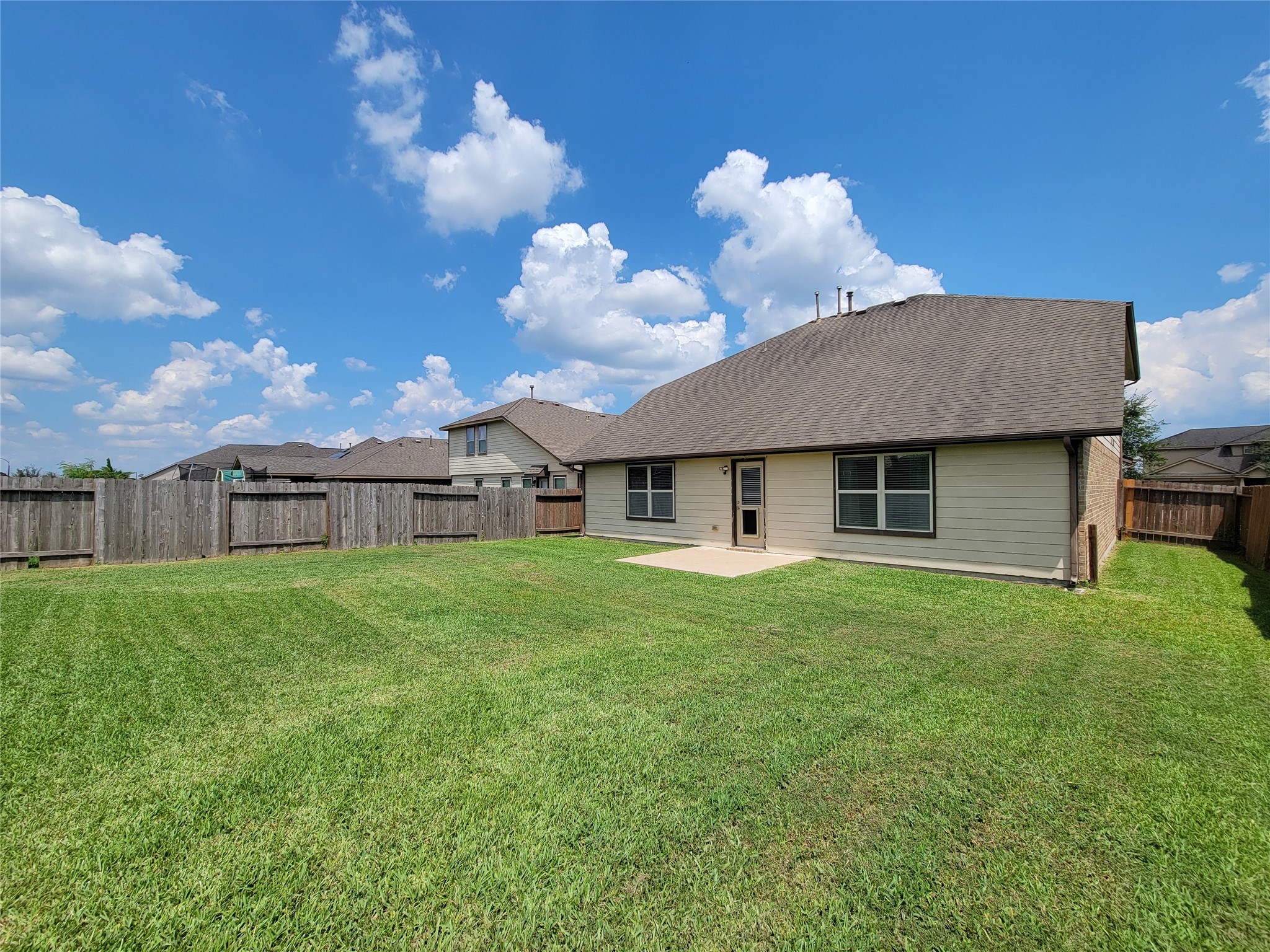 9726 Shimmering Lakes Drive Rosharon, TX 77583 - Photo 33 of 33 a front view of a house with garden
