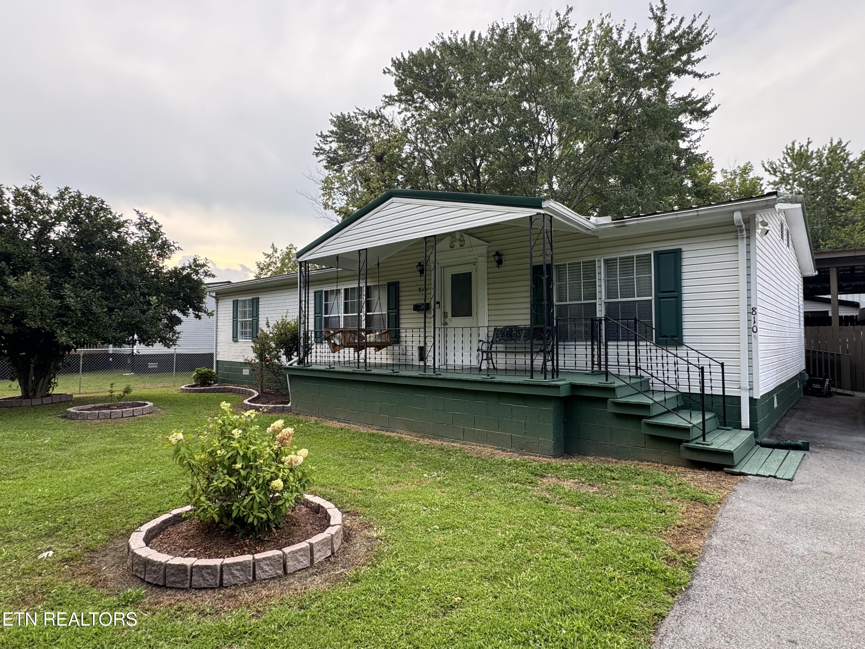 810 Rochester Avenue Middlesboro, KY 40965 - Photo 1 of 15 Front