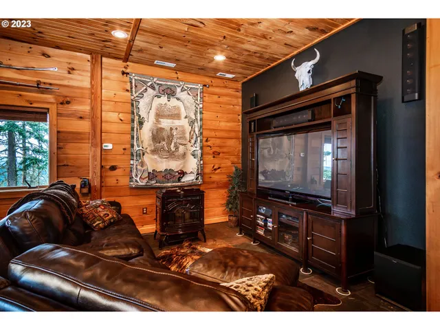 $1,199,000 | 1435 Wilbur Road, Roseburg, OR 97471