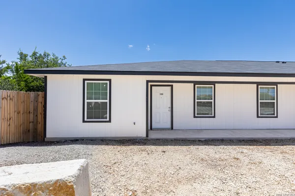 $1,500 | 1006 County Road 4516, Castroville, TX 78009