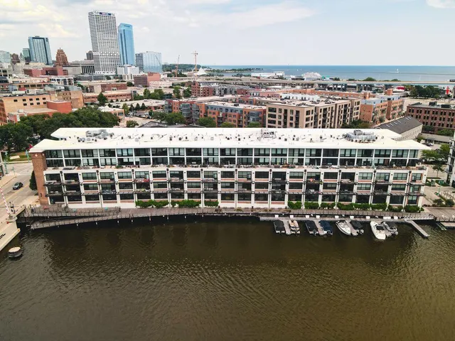 $924,900 | 311 East Erie Street, Unit 425, Milwaukee, WI 53202