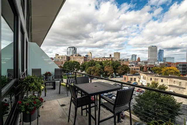 $924,900 | 311 East Erie Street, Unit 425, Milwaukee, WI 53202