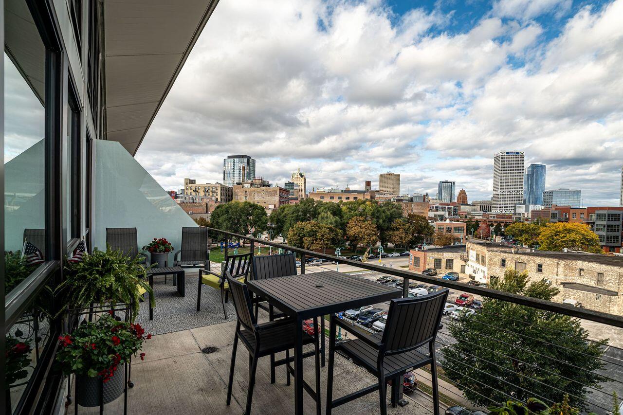 311 East Erie Street, Unit 425 Milwaukee, WI 53202 - Photo 14 of 47 IMG_4914